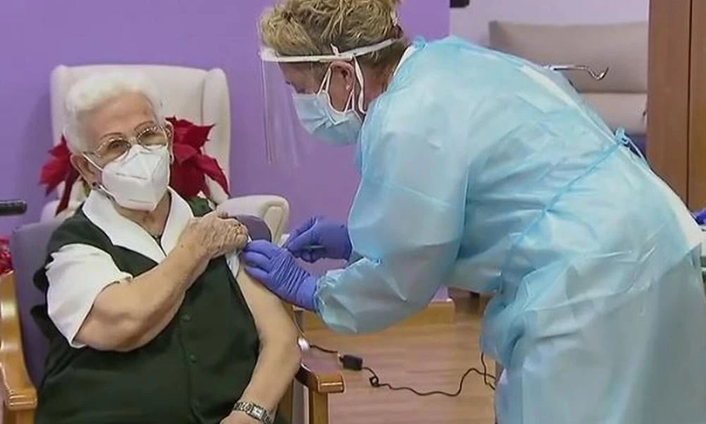 Μια 96χρονη ο πρώτος άνθρωπος που εμβολιάστηκε στην Ισπανία